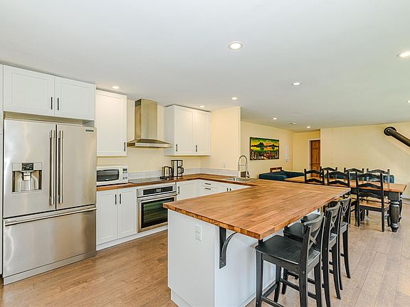 3rd image of 821 Fulford Ganges Rd