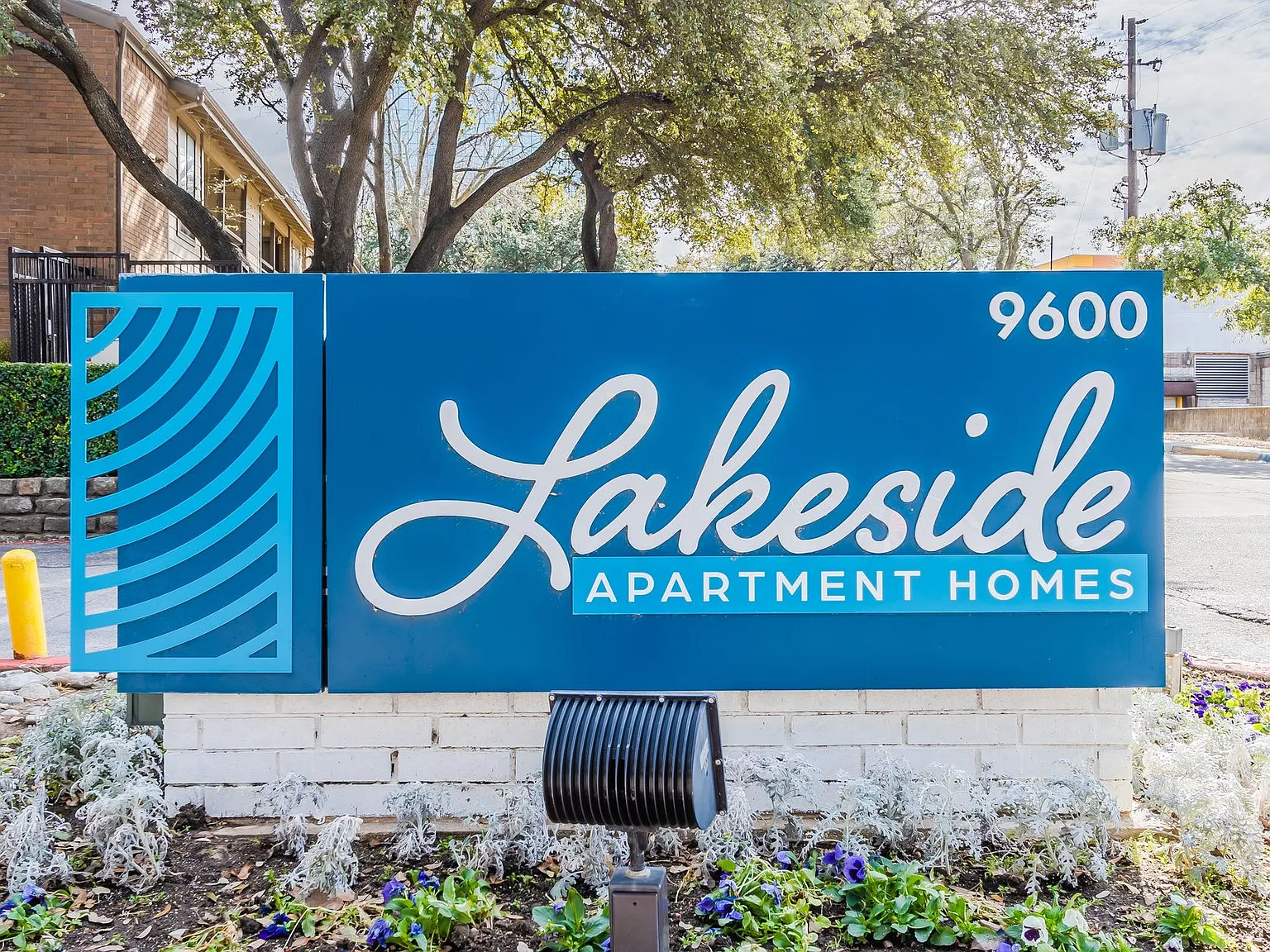 Lakeside Apartments — Photo 1