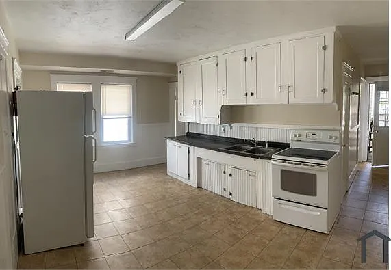 2 N Main St #2L