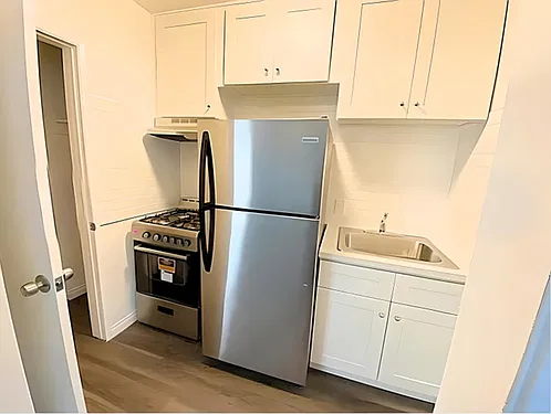 $1695/30 S Venice Blvd #4--Top Flr Studio, One Block To The Beach! Venice Beach At Venice Beach — Photo 4