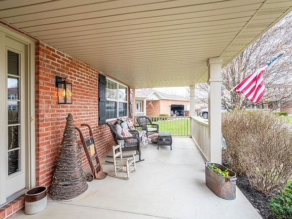 3rd image of 978 Heritage Ct