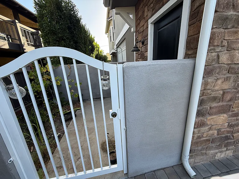 1115 La Cadena Ave #B — Photo 11