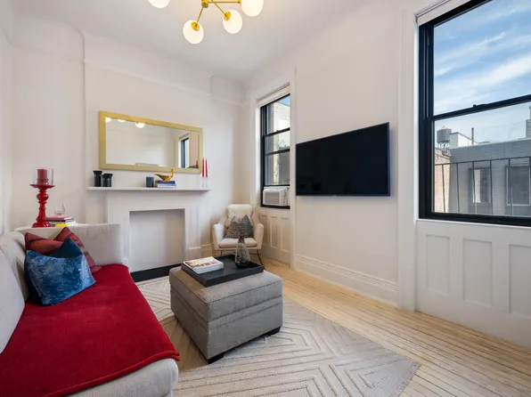 231 West 21st Street image 1 of 12