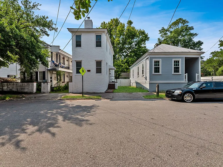25 1/2 Maverick St — Photo 2