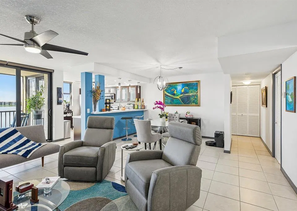 106 Lake Emerald Dr #414