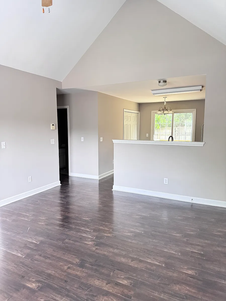 Building Photo - 1117 Summerville Cir
