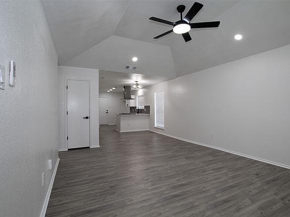 4th image of 2910 Tanglewood Dr