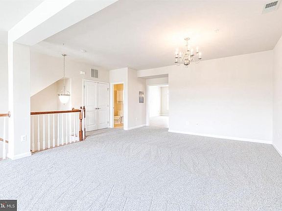 5th image of 365 Chessington Dr