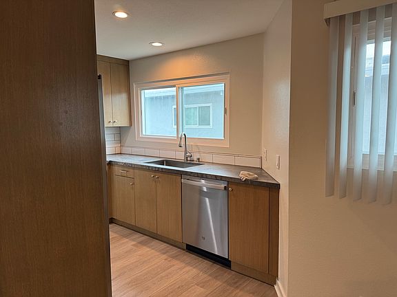 4th image of 813 E Nutwood St #3