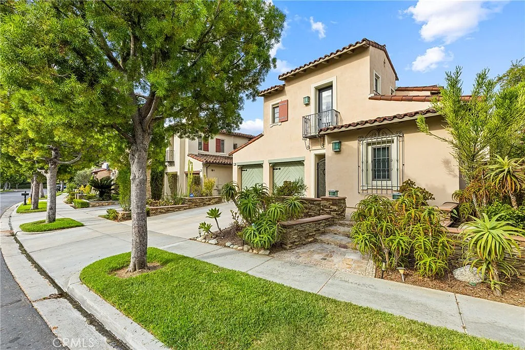 3 bed, 3.5 bath, 2626 sqft, $9,500 — Photo 2