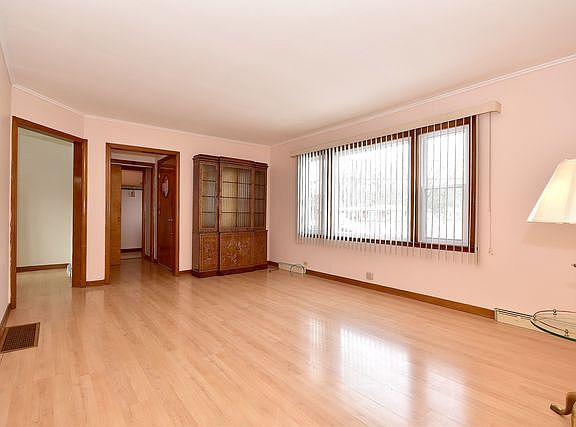 5th image of 22W233 Thorndale Ave