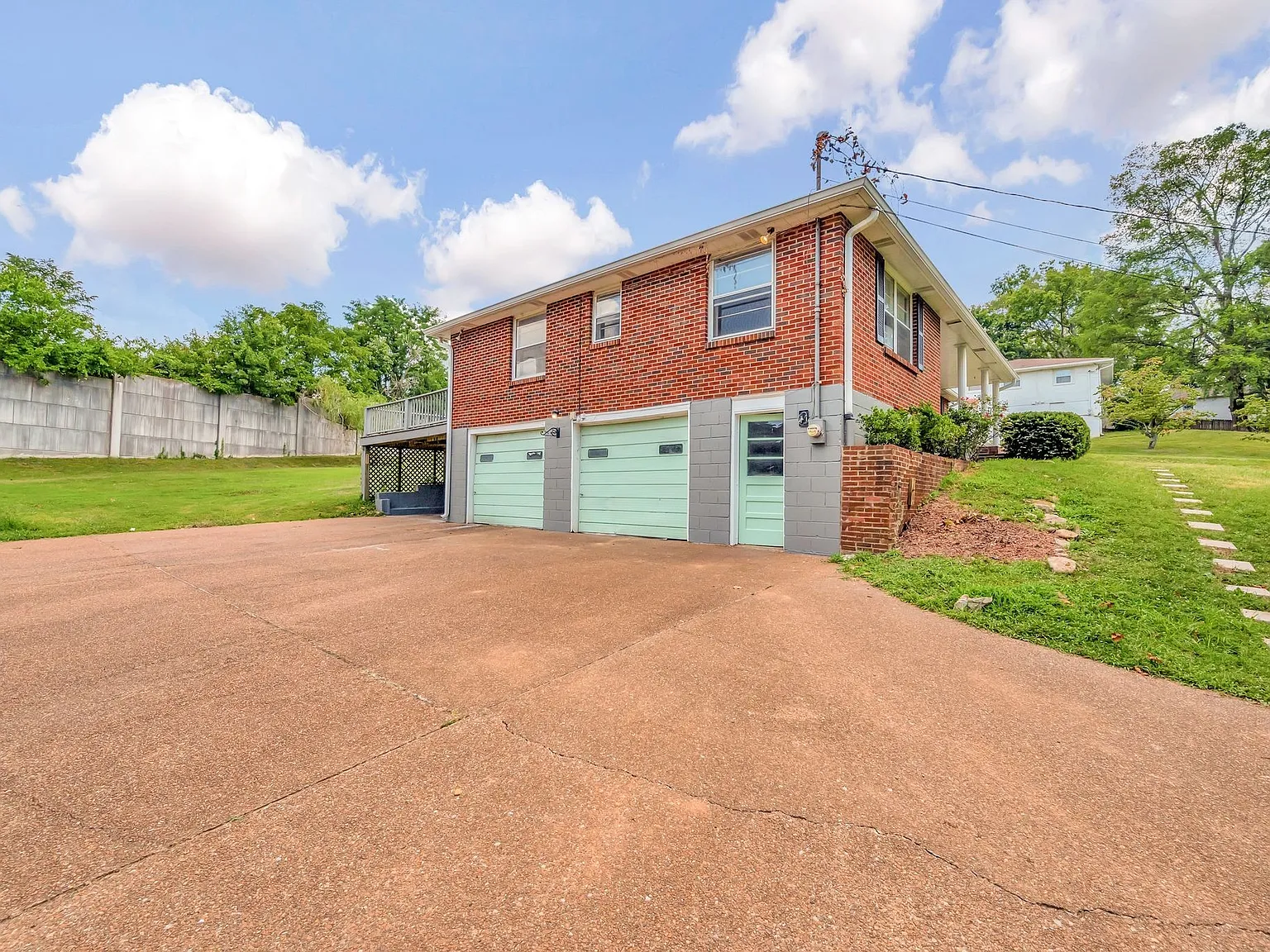 3 bed, 2240 sqft, $2,500 — Photo 2