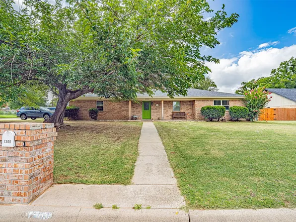 1300 4th St, Granbury, TX 76048