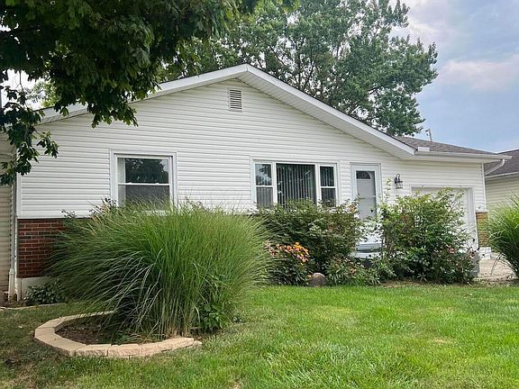 3rd image of 585 Hillsdale Dr