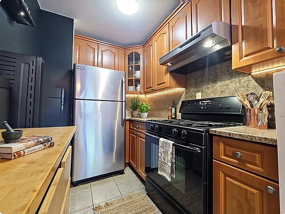 2nd image of 245 Tompkins Ave #2