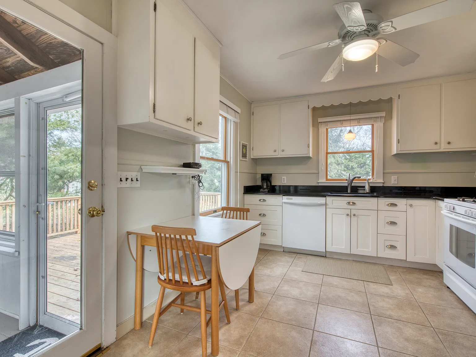 Sag Harbor Village Cottage in Redwood — Photo 2