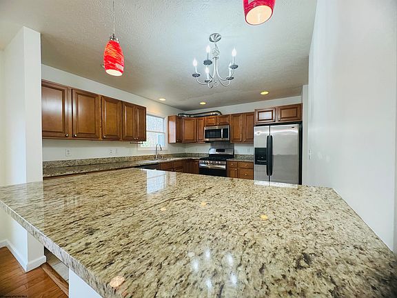 5th image of 267 Palisades Dr