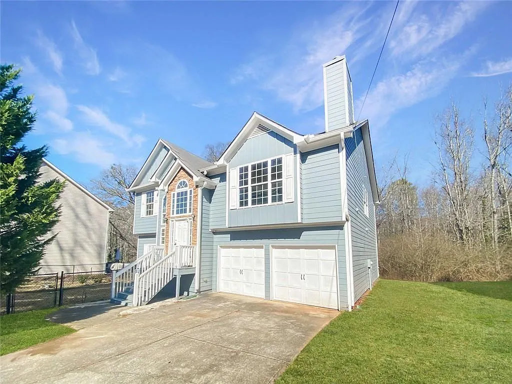 4 bed, 3.0 bath, 2650 sqft, $2,400 — Photo 1