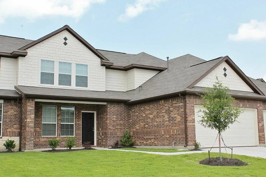 Bavaria Townhomes — Photo 3