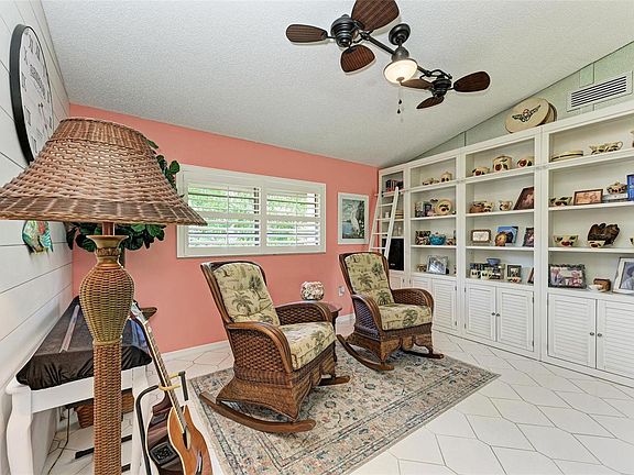 5th image of 4504 Timber Ln #303