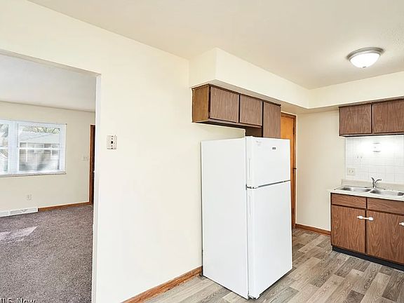 4th image of 923-925 Rosamond Ave #923