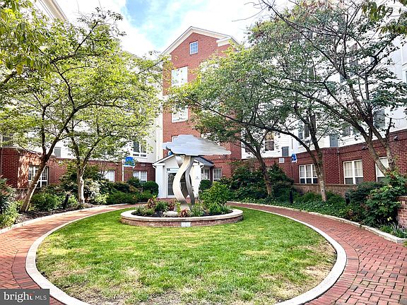 2nd image of 801 S Greenbrier St APT 123