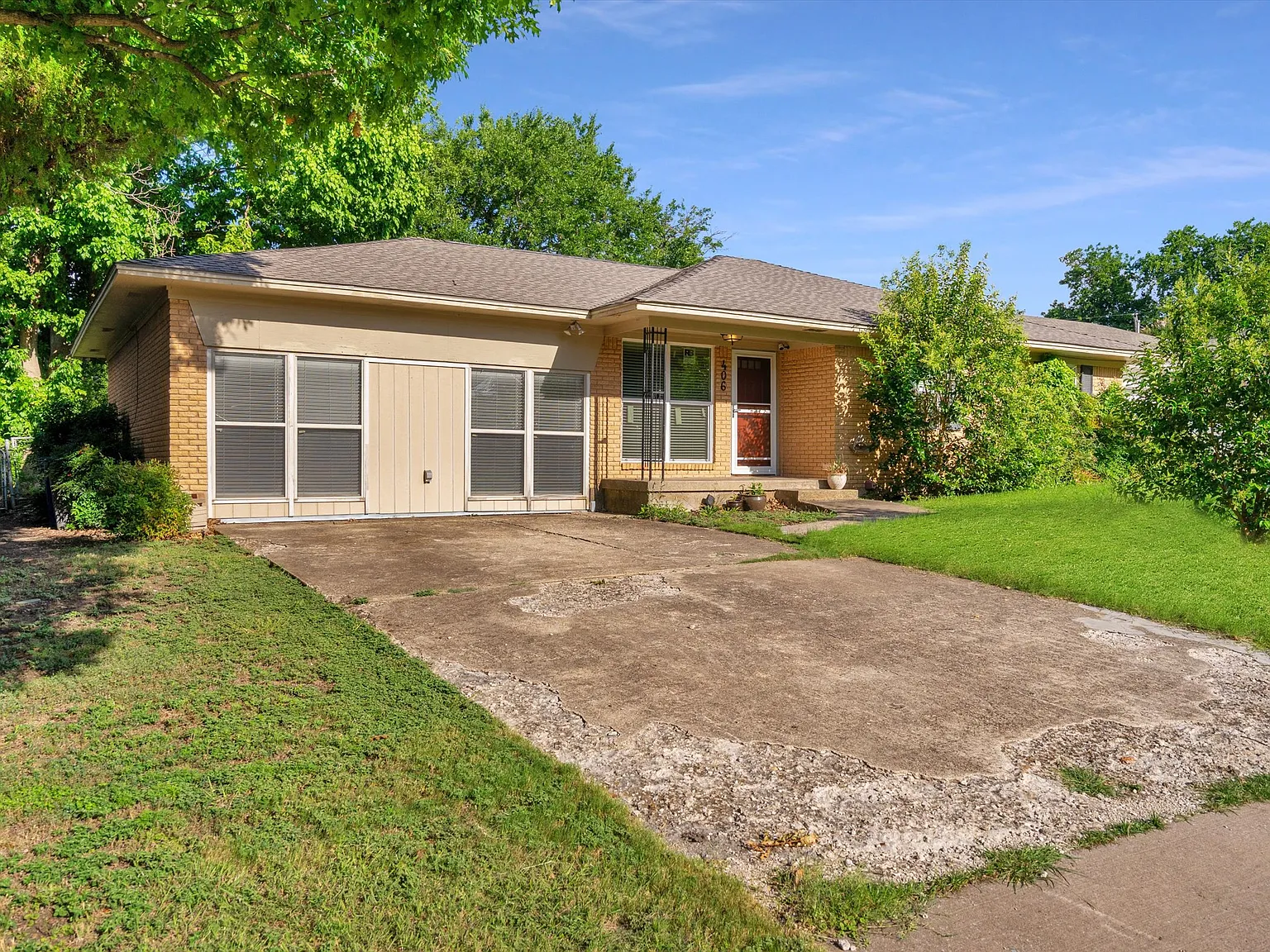 3 bed, 2074 sqft, $2,200 — Photo 2