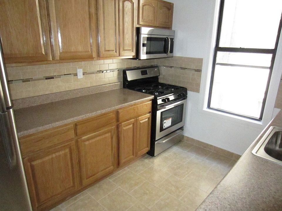 2nd image of 2305 29th St APT 3D
