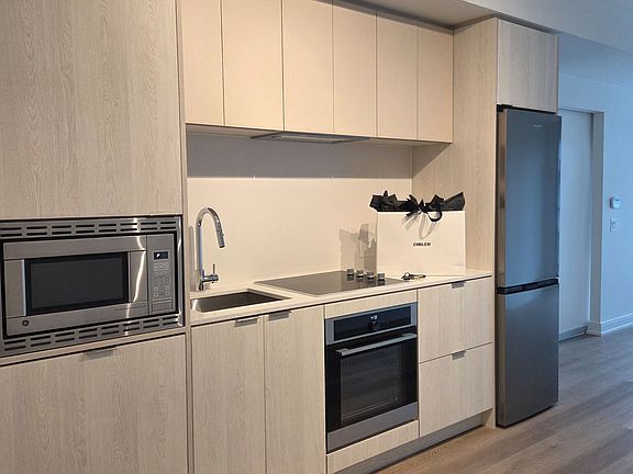 2nd image of 3009 Novar Rd #426