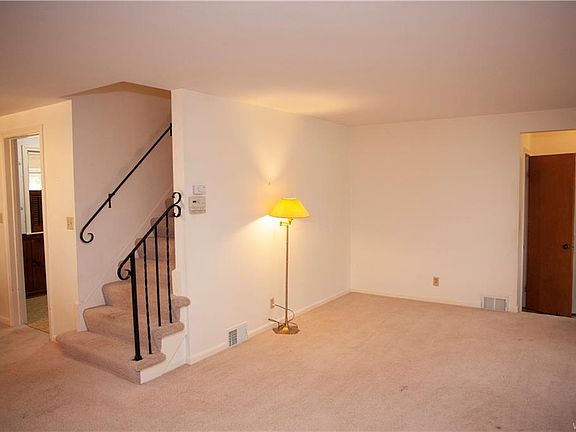 5th image of 138 Ashford Ave