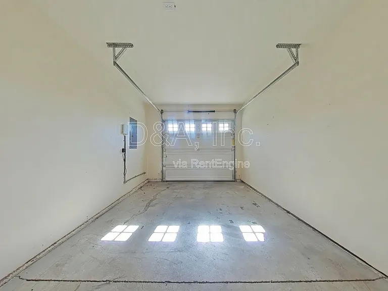 911 NW Anjni Cir — Photo 19