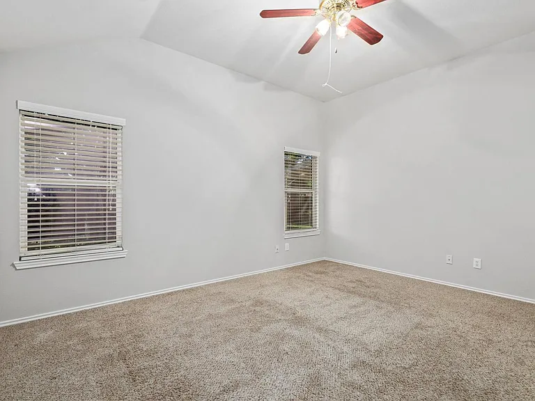 1534 Sleepy Hollow Dr — Photo 14