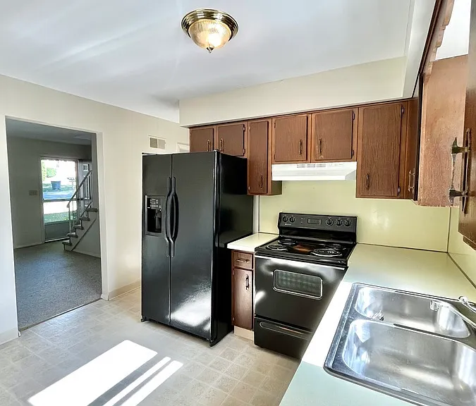 Oak Manor Dr — Photo 52