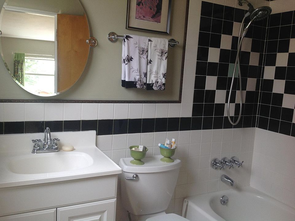 2nd image of 514 Aliso Dr SE #A