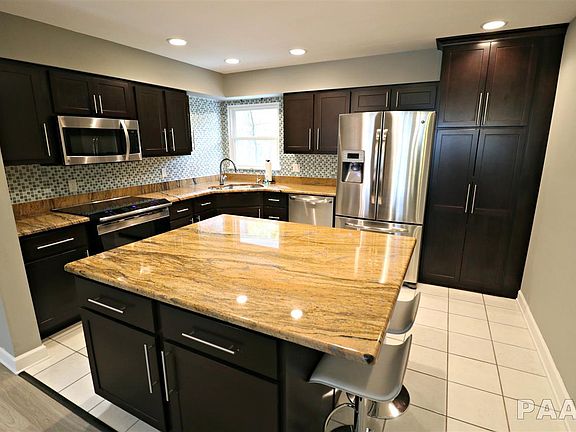 3rd image of 704 E White Oak Ct