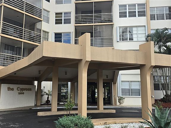 2nd image of 1200 Saint Charles Pl APT 207