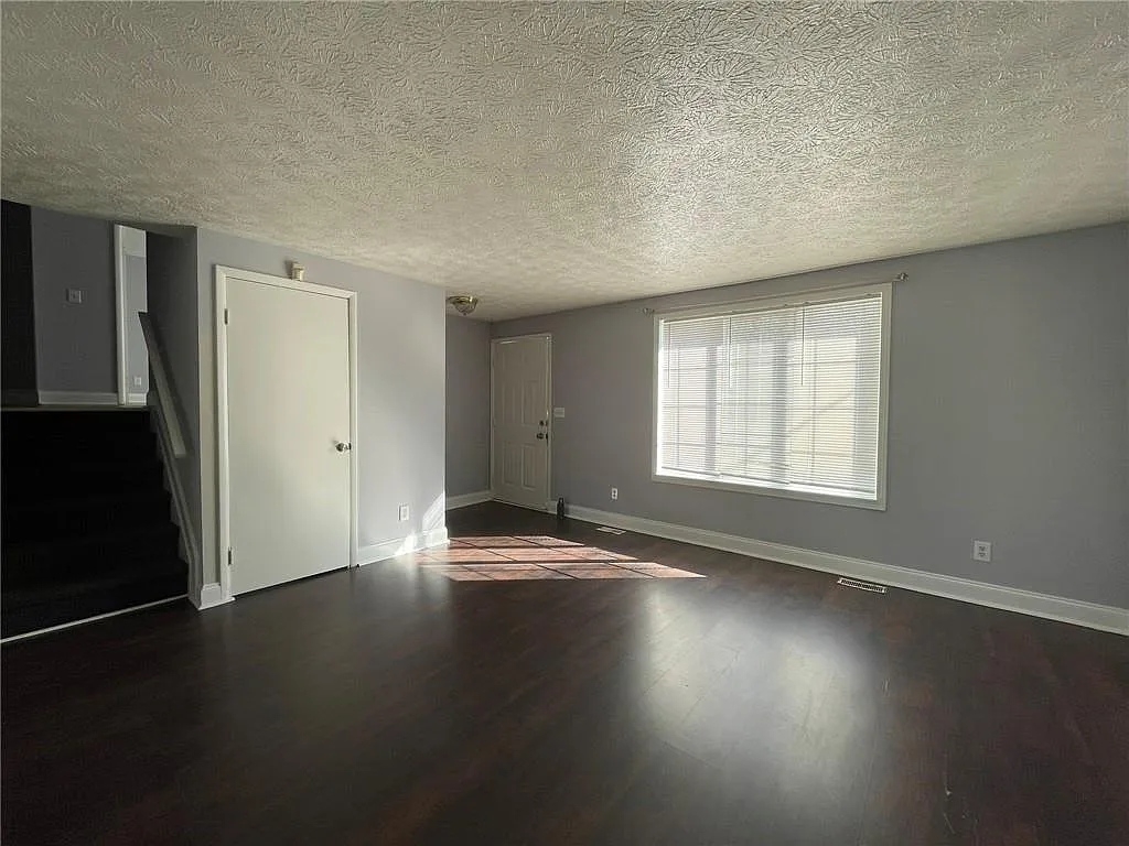3 bed, 2.0 bath, 1368 sqft, $1,750 — Photo 3