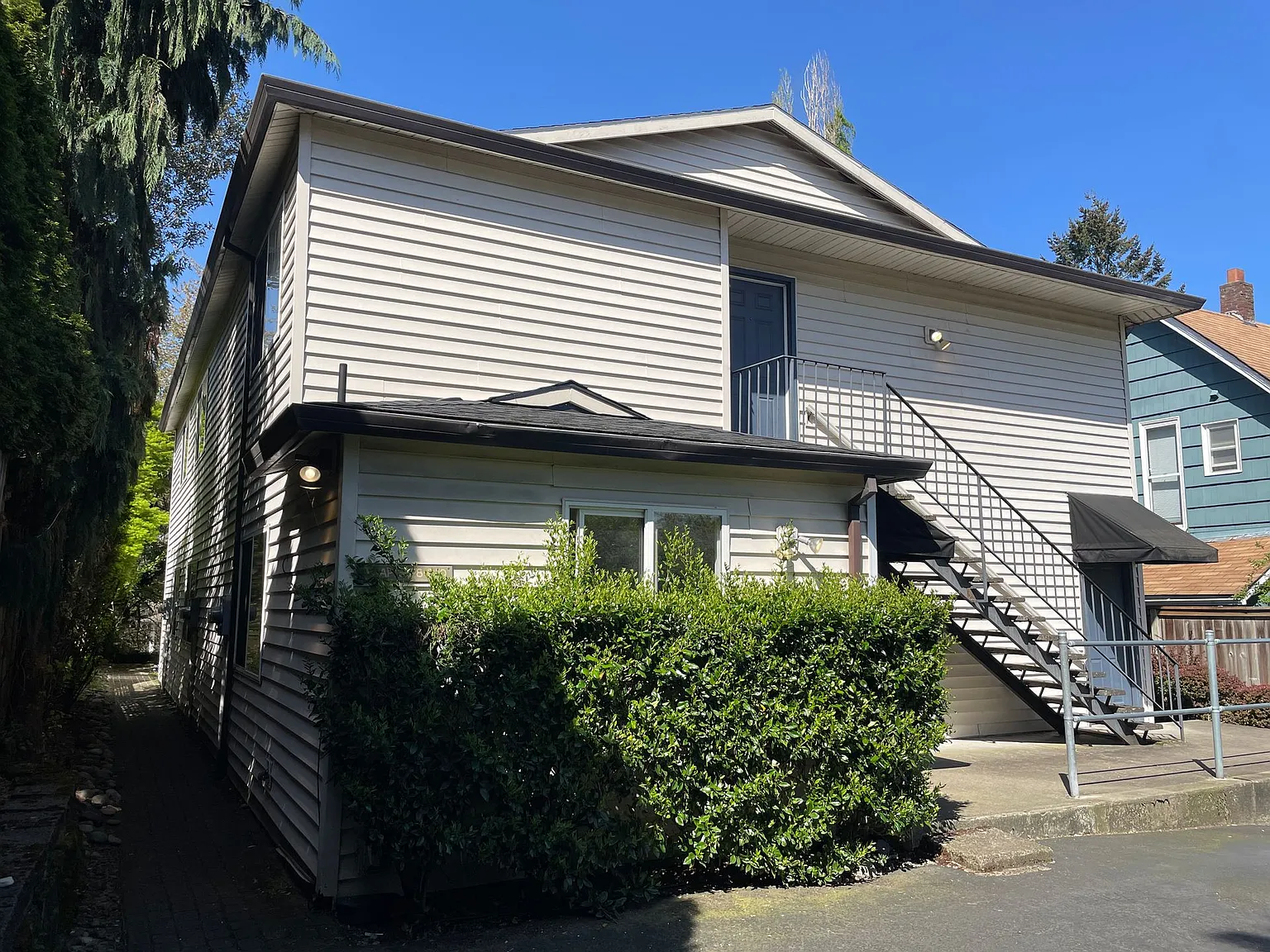 Lower 1bed, s/s appliances, open concept, off street parking, all dogs welcome! — Photo 2