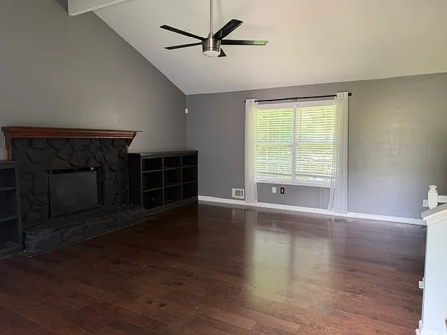 3 bed, 2.5 bath, 1900 sqft, $2,200 — Photo 3