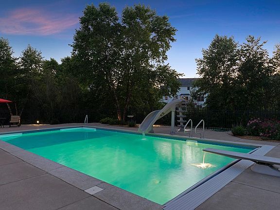 5th image of 9487 White Oaks Ct