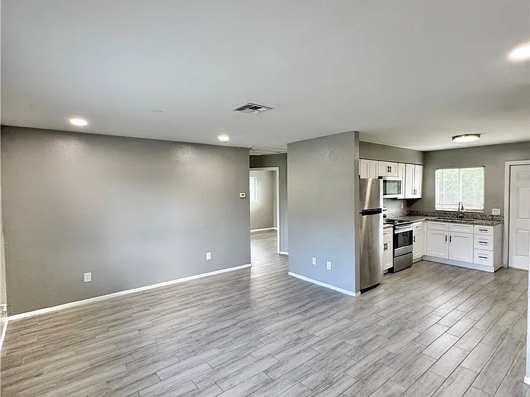 142 Harry Ave S — Photo 7