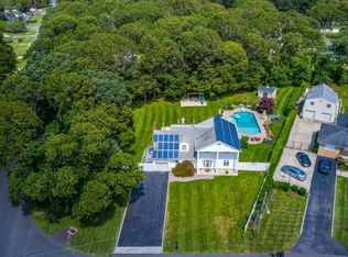 33 Holly Ln, Shirley, NY 11967