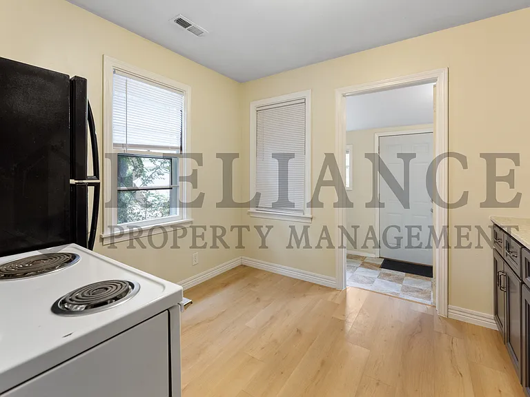 1022 S Yale St — Photo 6