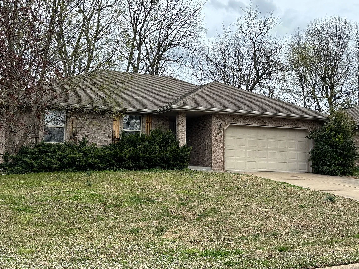 All brick, 3 bedroom, 2 bathrom, 2 car garage ranch home in the Kickapoo school boundaries — Photo 1