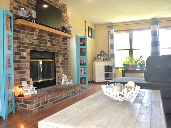 2nd image of 90 Thomas Ct