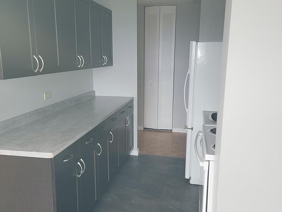 5th image of 9816 112th St NW #904
