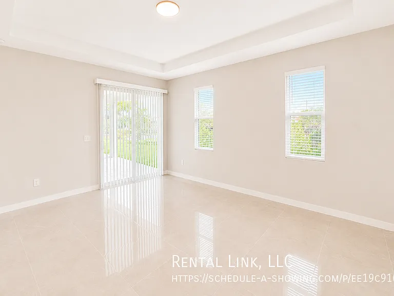 2116 NE 22nd Ave — Photo 15