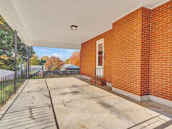 3rd image of 5540 Meadowcrest St