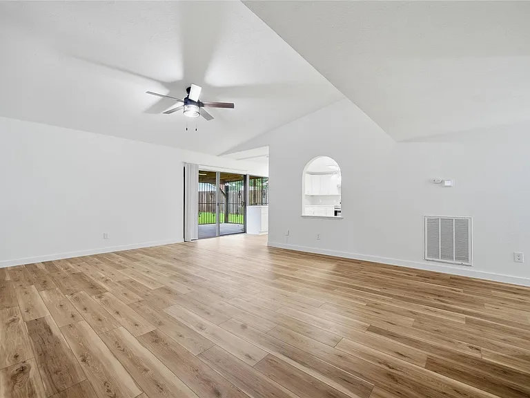 2126 Quail Valley East Dr — Photo 17