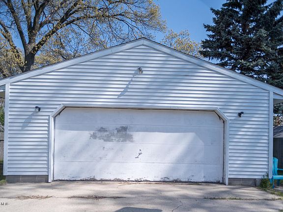 4th image of 2260 Morton Ave